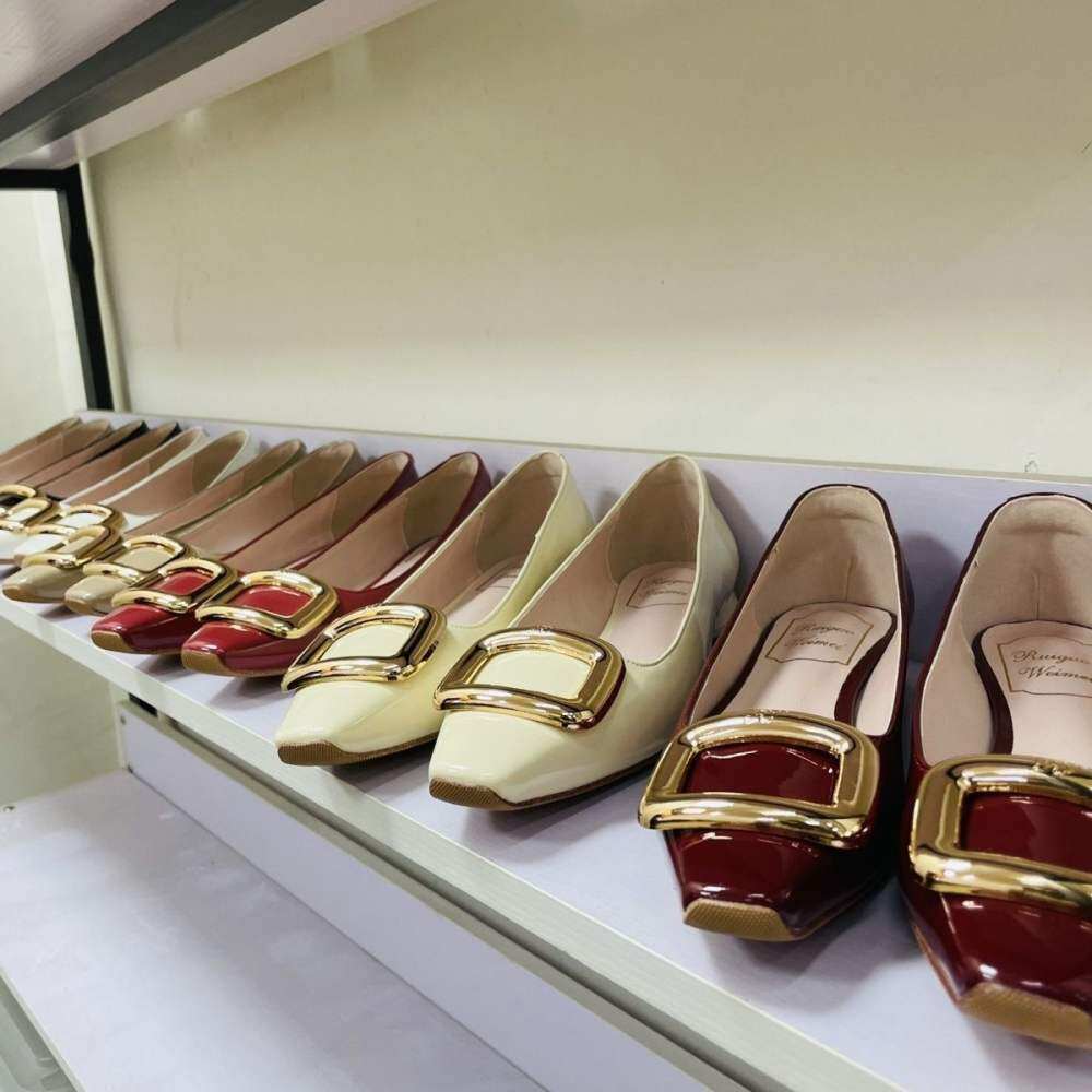 Spring 2022 Roger vivierˉNew Round Head Square Buckle Flat Women's Shoes Single Shoes Versatile Single Shoes Women